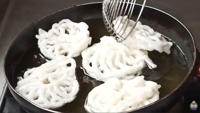 Tak perlu pakai 2 wajan, ini trik goreng kerupuk mawar agar renyah dan mekar hingga 3 kali lipat