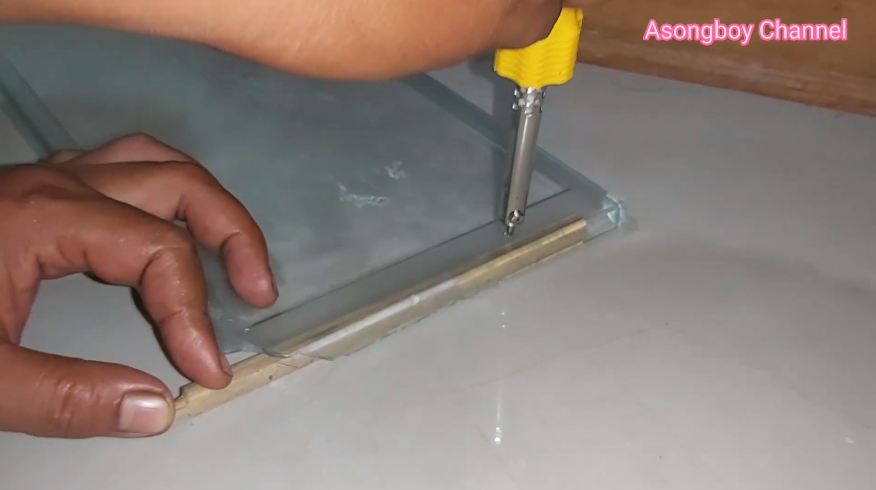 Hanya pakai tali ties dan potongan bambu, ini cara perbaiki pintu freezer kulkas yang rusak