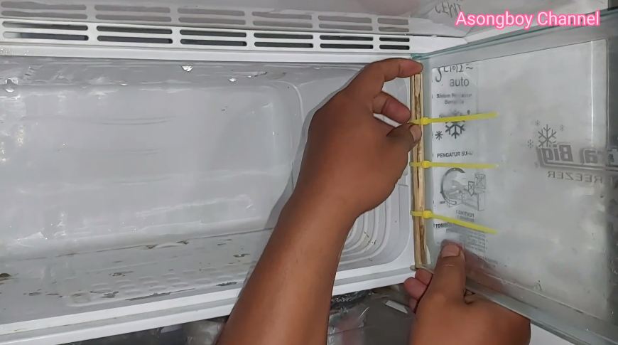 Hanya pakai tali ties dan potongan bambu, ini cara perbaiki pintu freezer kulkas yang rusak