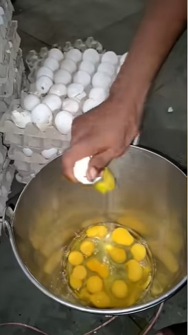 Proses pembuatan kue khas India ini dibilang nggak higienis campur rasa keringat, intip 11 potretnya