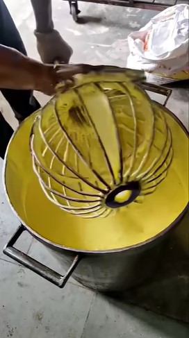 Proses pembuatan kue khas India ini dibilang nggak higienis campur rasa keringat, intip 11 potretnya
