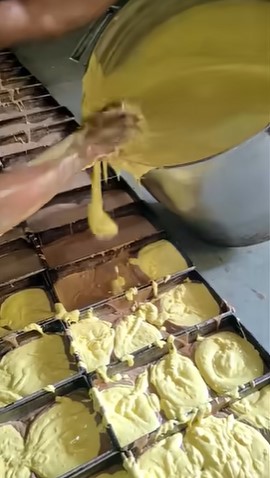 Proses pembuatan kue khas India ini dibilang nggak higienis campur rasa keringat, intip 11 potretnya