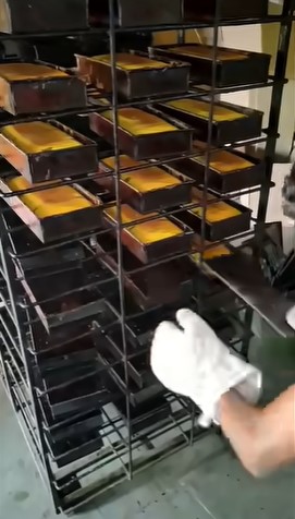 Proses pembuatan kue khas India ini dibilang nggak higienis campur rasa keringat, intip 11 potretnya