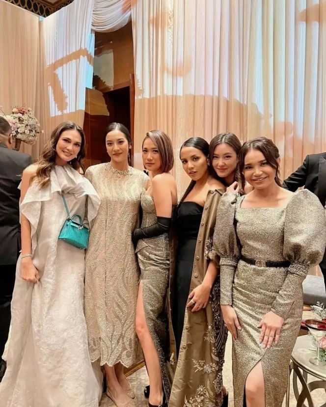 gaya simpel anya saat kondangan © instagram