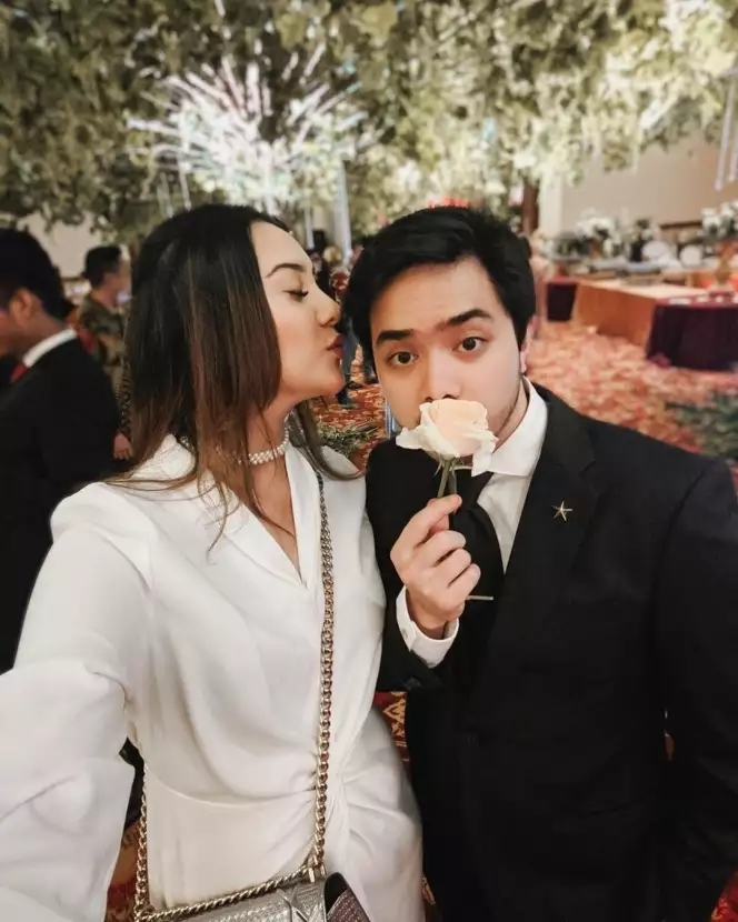 gaya simpel anya saat kondangan © instagram