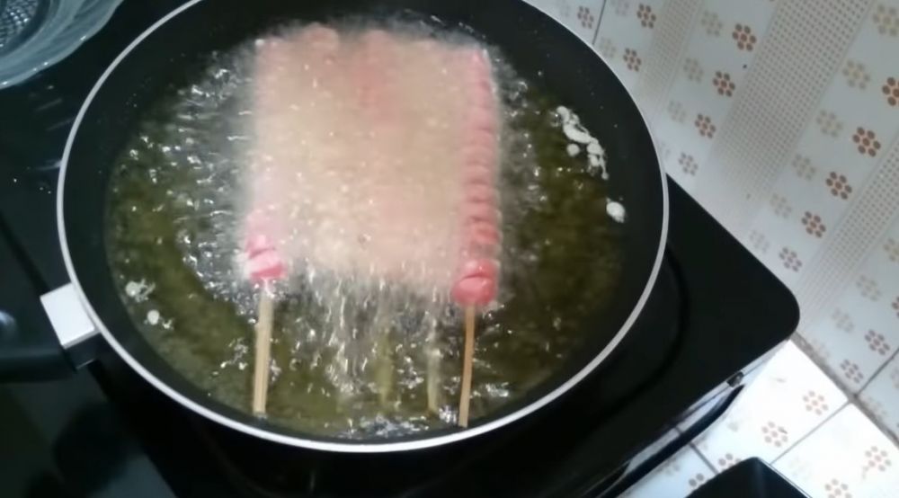 Trik menggoreng sosis ulir supaya lebih kokoh dan tak mudah kisut