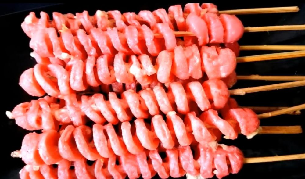 Trik menggoreng sosis ulir supaya lebih kokoh dan tak mudah kisut