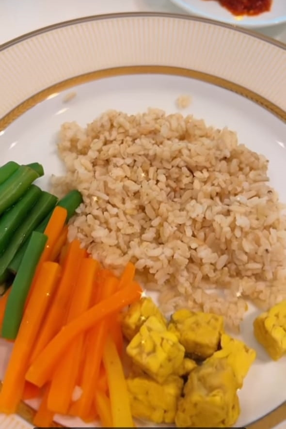 10 Menu makan Sandra Dewi untuk jaga tubuh sehat dan berat badan tetap stabil