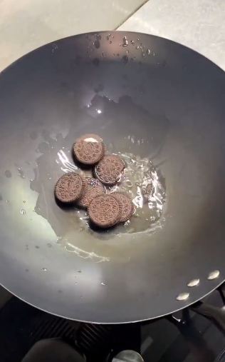 Cara wanita masak nasi goreng hitam ini bahannya antimainstream, hasilnya menggiurkan