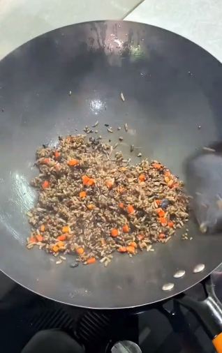 Cara wanita masak nasi goreng hitam ini bahannya antimainstream, hasilnya menggiurkan