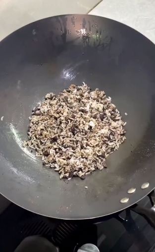 Cara wanita masak nasi goreng hitam ini bahannya antimainstream, hasilnya menggiurkan
