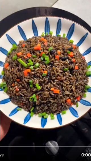 Cara wanita masak nasi goreng hitam ini bahannya antimainstream, hasilnya menggiurkan