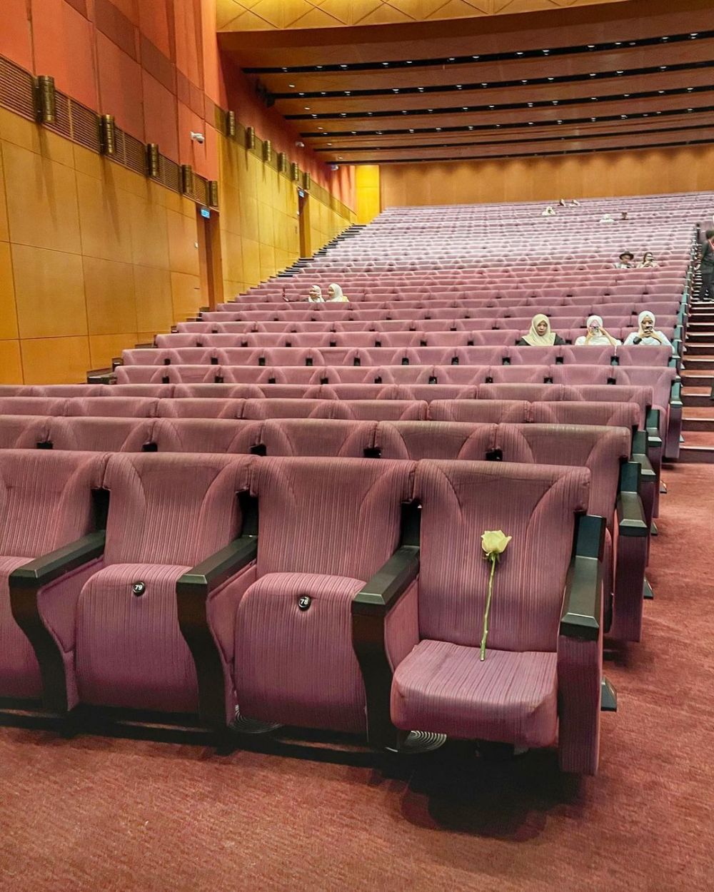 BCL sediakan kursi istimewa saat konser untuk kenang mendiang suami, warganet sebut kisah cinta sejati