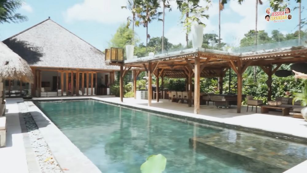 Jarang muncul di layar kaca, intip 13 potret rumah mewah Indah Kalalo di Bali yang pakai panel surya