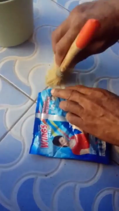 Cara bersihkan kerak membandel di bagian luar dispenser, kinclong seperti baru