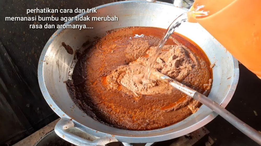 Trik memanaskan bumbu kacang untuk sate ini bikin rasa dan aromanya tak berubah