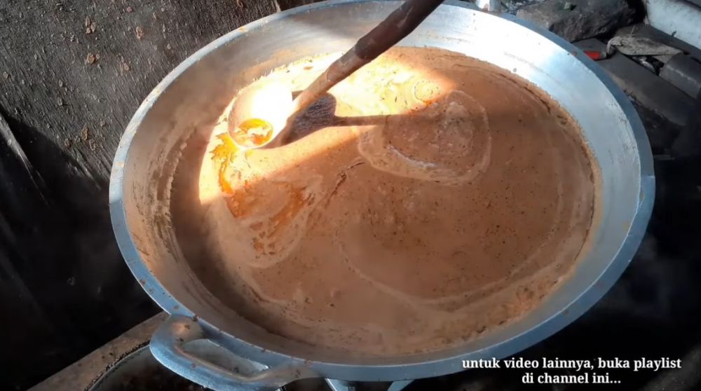 Trik memanaskan bumbu kacang untuk sate ini bikin rasa dan aromanya tak berubah
