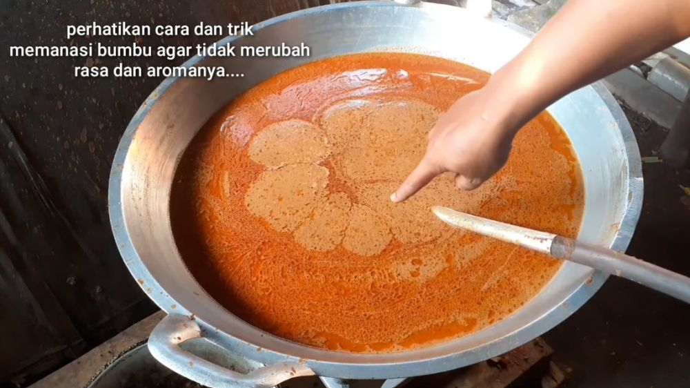 Trik memanaskan bumbu kacang untuk sate ini bikin rasa dan aromanya tak berubah