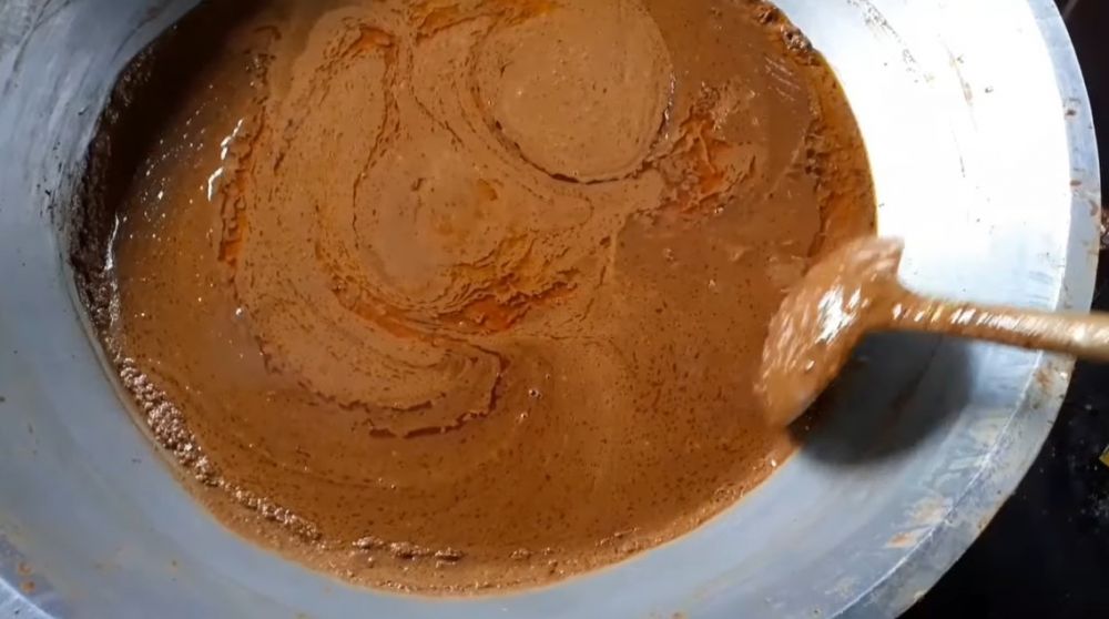 Trik memanaskan bumbu kacang untuk sate ini bikin rasa dan aromanya tak berubah