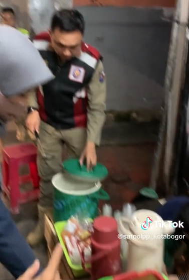 Aksi Satpol PP borong dagangan bocah penjual es saat razia ini bikin haru, banjir pujian warganet