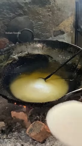 11 Foto pembuatan kue kering khas India ini disebut jorok, langsung diinjak pakai kaki telanjang