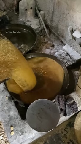 11 Foto pembuatan kue kering khas India ini disebut jorok, langsung diinjak pakai kaki telanjang