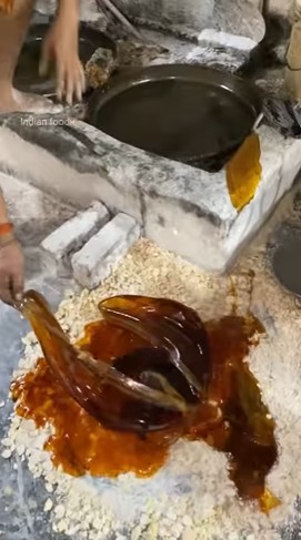 11 Foto pembuatan kue kering khas India ini disebut jorok, langsung diinjak pakai kaki telanjang
