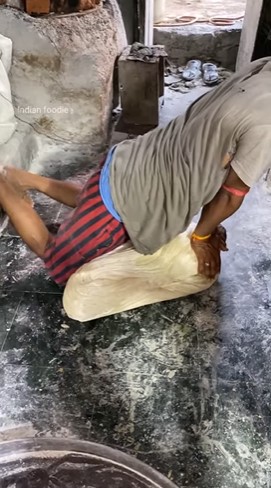 11 Foto pembuatan kue kering khas India ini disebut jorok, langsung diinjak pakai kaki telanjang