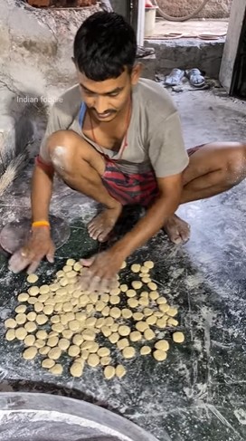11 Foto pembuatan kue kering khas India ini disebut jorok, langsung diinjak pakai kaki telanjang