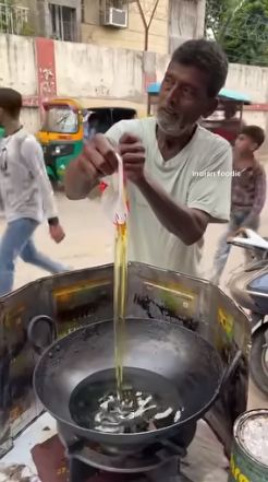 11 Potret pembuatan gorengan khas India, santai ngaduk telur tanpa sarung tangan