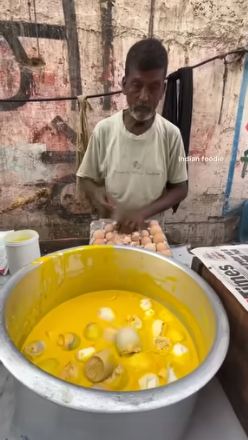11 Potret pembuatan gorengan khas India, santai ngaduk telur tanpa sarung tangan