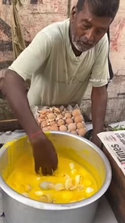 11 Potret pembuatan gorengan khas India, santai ngaduk telur tanpa sarung tangan