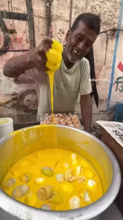 11 Potret pembuatan gorengan khas India, santai ngaduk telur tanpa sarung tangan