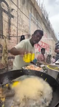 11 Potret pembuatan gorengan khas India, santai ngaduk telur tanpa sarung tangan