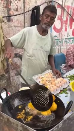 11 Potret pembuatan gorengan khas India, santai ngaduk telur tanpa sarung tangan