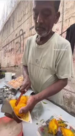 11 Potret pembuatan gorengan khas India, santai ngaduk telur tanpa sarung tangan