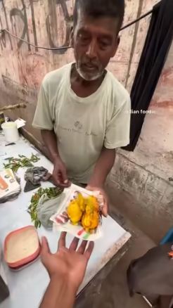11 Potret pembuatan gorengan khas India, santai ngaduk telur tanpa sarung tangan