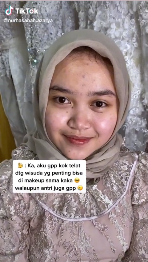 makeup wisuda ala barbie © TikTok/@nurhasanah.azarya