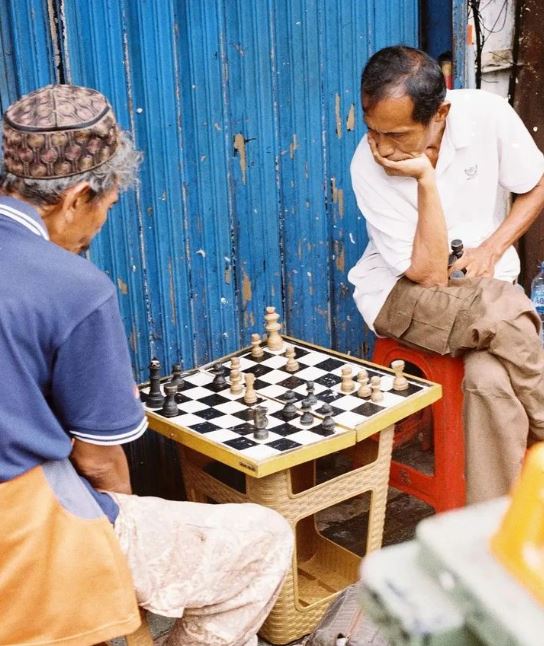 manfaatin kursi plastik nyeleneh banget caranya © berbagai sumber manfaatin kursi plastik nyeleneh banget caranya © berbagai sumber