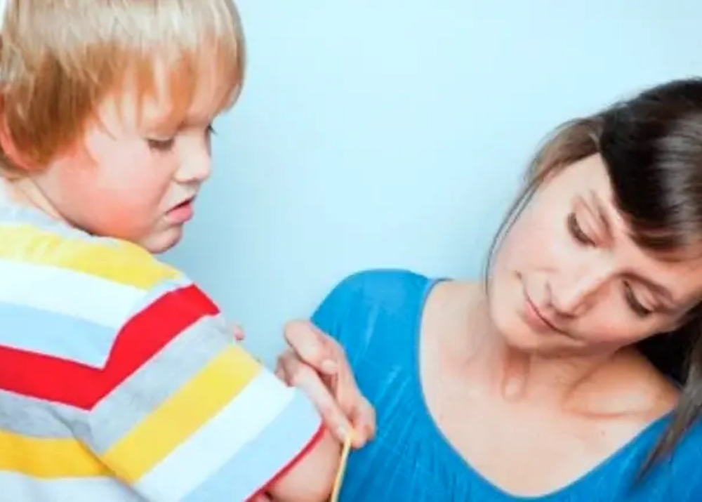 Jangan panik, ini 4 tips mengatasi dan merawat luka pada si kecil yang aktif