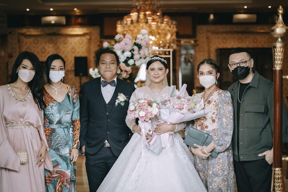 gaya Ussy kondangan © berbagai sumber gaya Ussy kondangan © berbagai sumber