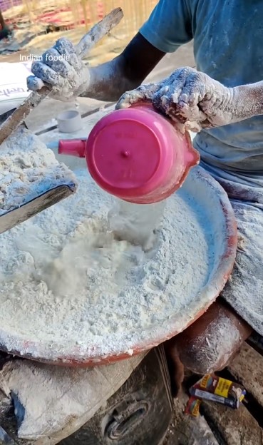 Nggak higienis, 11 potret pembuatan mi di India ini pakai alat penuh karat