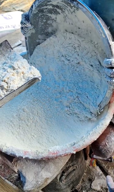 Nggak higienis, 11 potret pembuatan mi di India ini pakai alat penuh karat