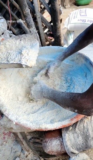 Nggak higienis, 11 potret pembuatan mi di India ini pakai alat penuh karat