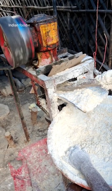 Nggak higienis, 11 potret pembuatan mi di India ini pakai alat penuh karat
