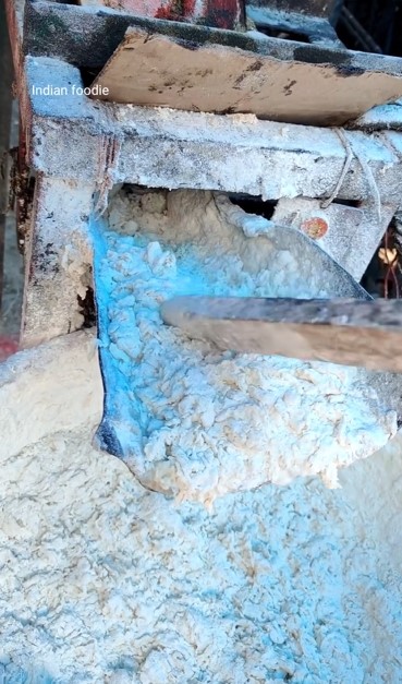 Nggak higienis, 11 potret pembuatan mi di India ini pakai alat penuh karat