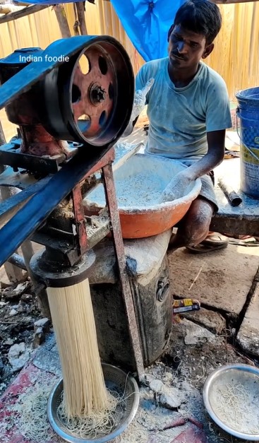 Nggak higienis, 11 potret pembuatan mi di India ini pakai alat penuh karat