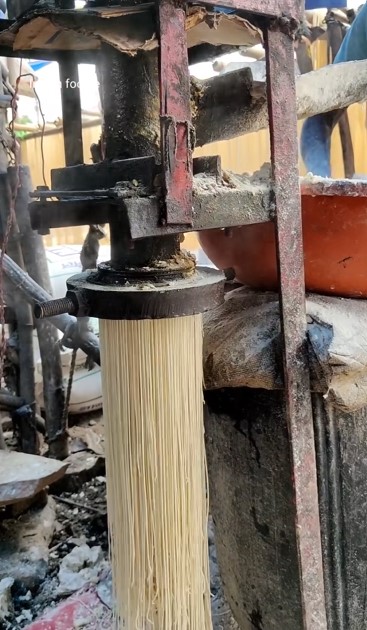 Nggak higienis, 11 potret pembuatan mi di India ini pakai alat penuh karat