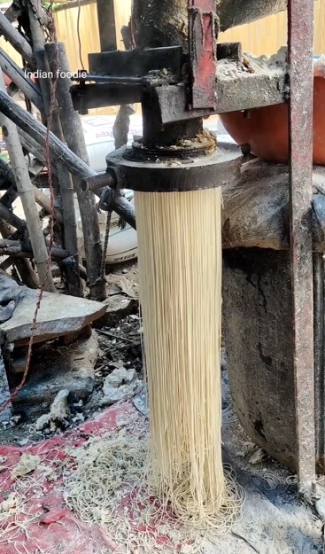 Nggak higienis, 11 potret pembuatan mi di India ini pakai alat penuh karat