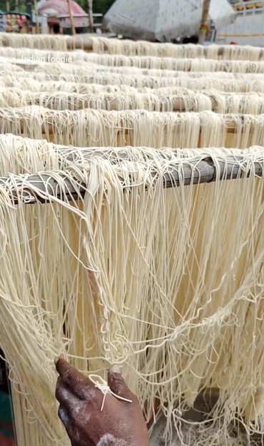 Nggak higienis, 11 potret pembuatan mi di India ini pakai alat penuh karat